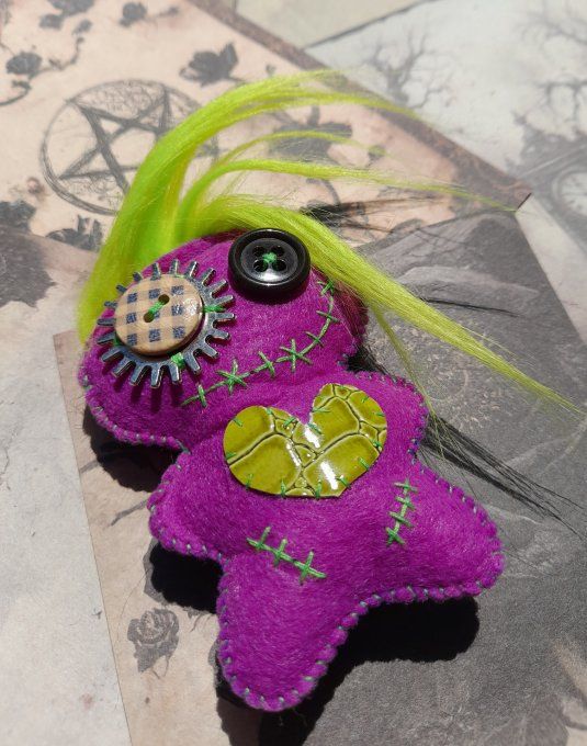 Vaudou "DOLMIRA" elle transforme la douleur en malédiction.