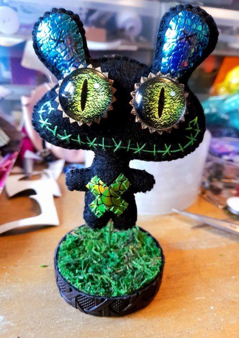 Ptit TOTEM yeux lézard avec socle